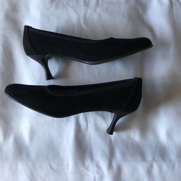 Women’s size 8M Stuart Weitzman black perforated pumps - Picture 12 of 14